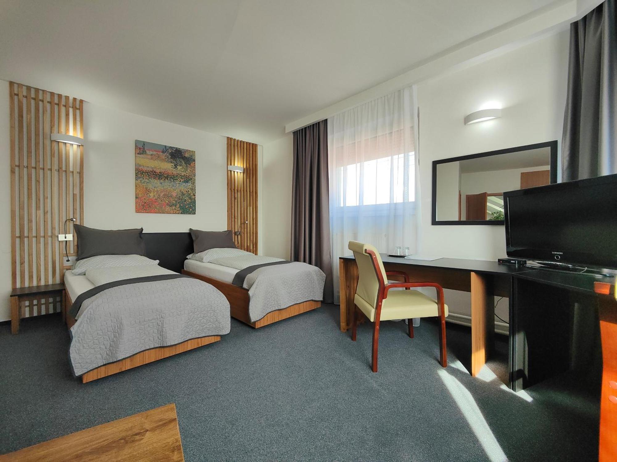 Hotel P7 Лученец Экстерьер фото