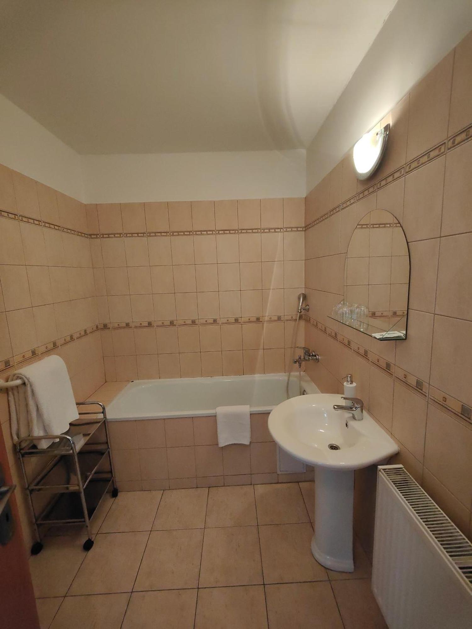 Hotel P7 Лученец Экстерьер фото