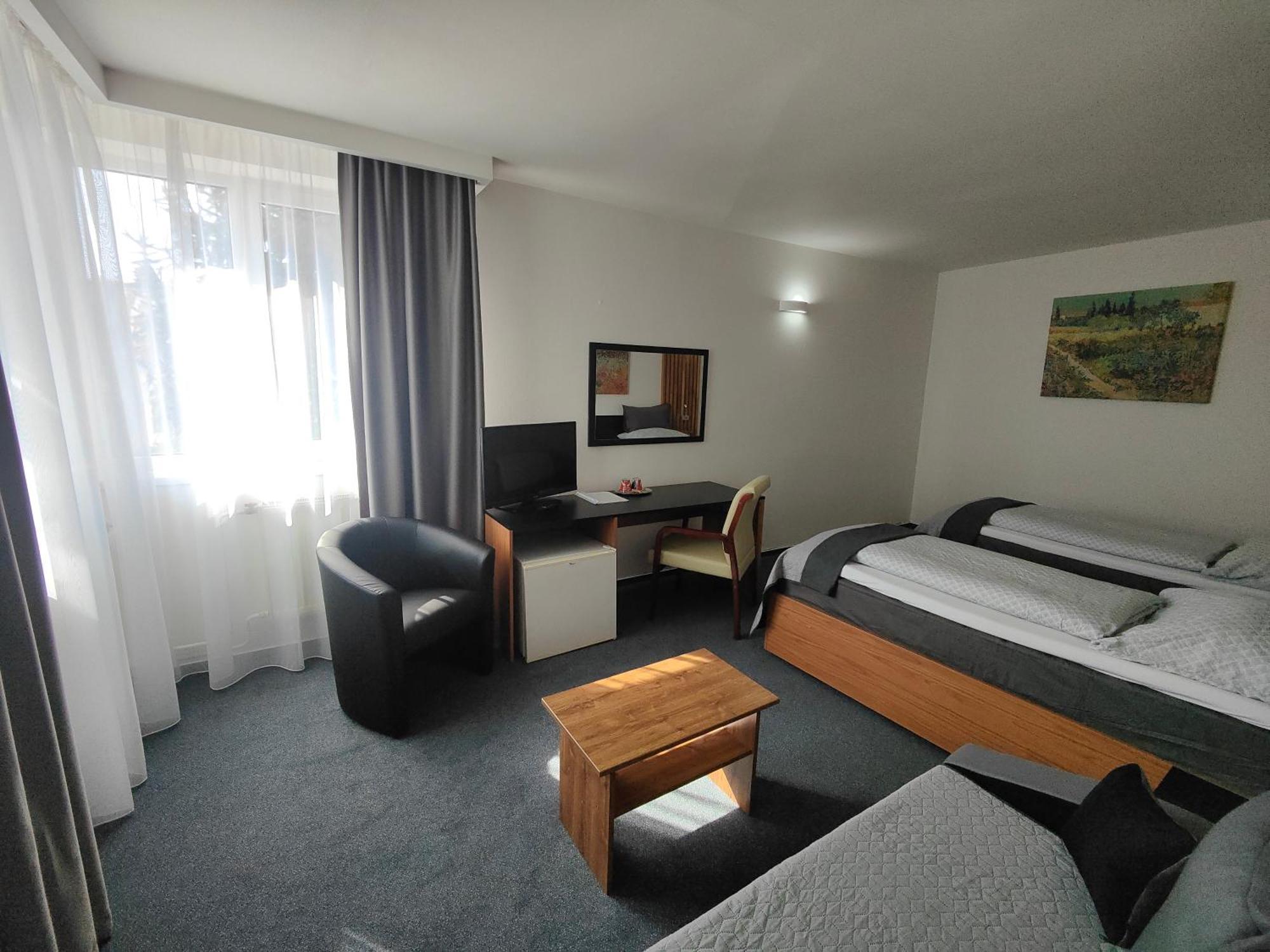 Hotel P7 Лученец Экстерьер фото