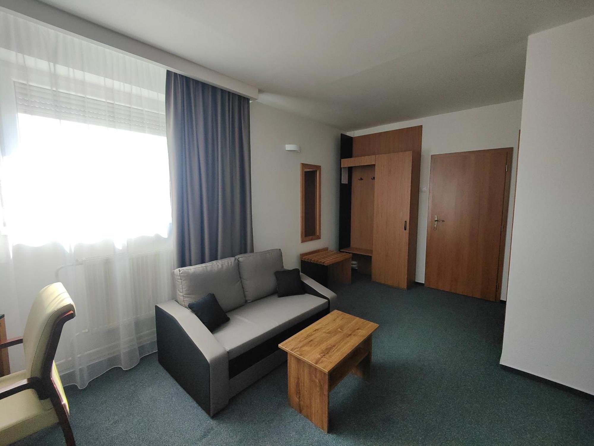Hotel P7 Лученец Экстерьер фото