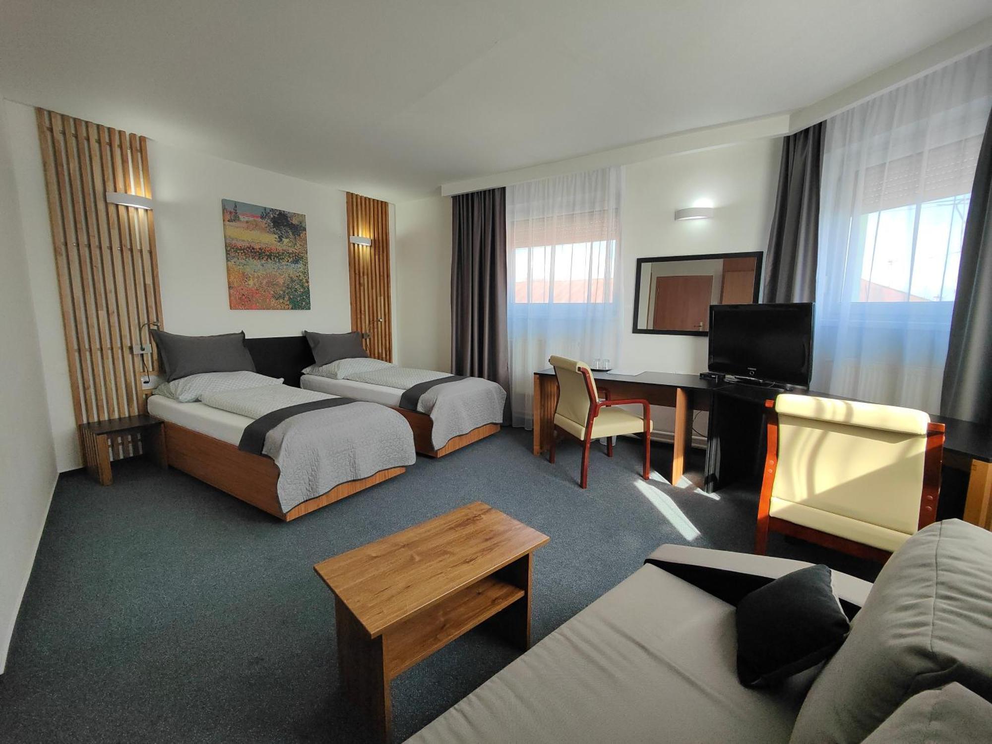 Hotel P7 Лученец Экстерьер фото