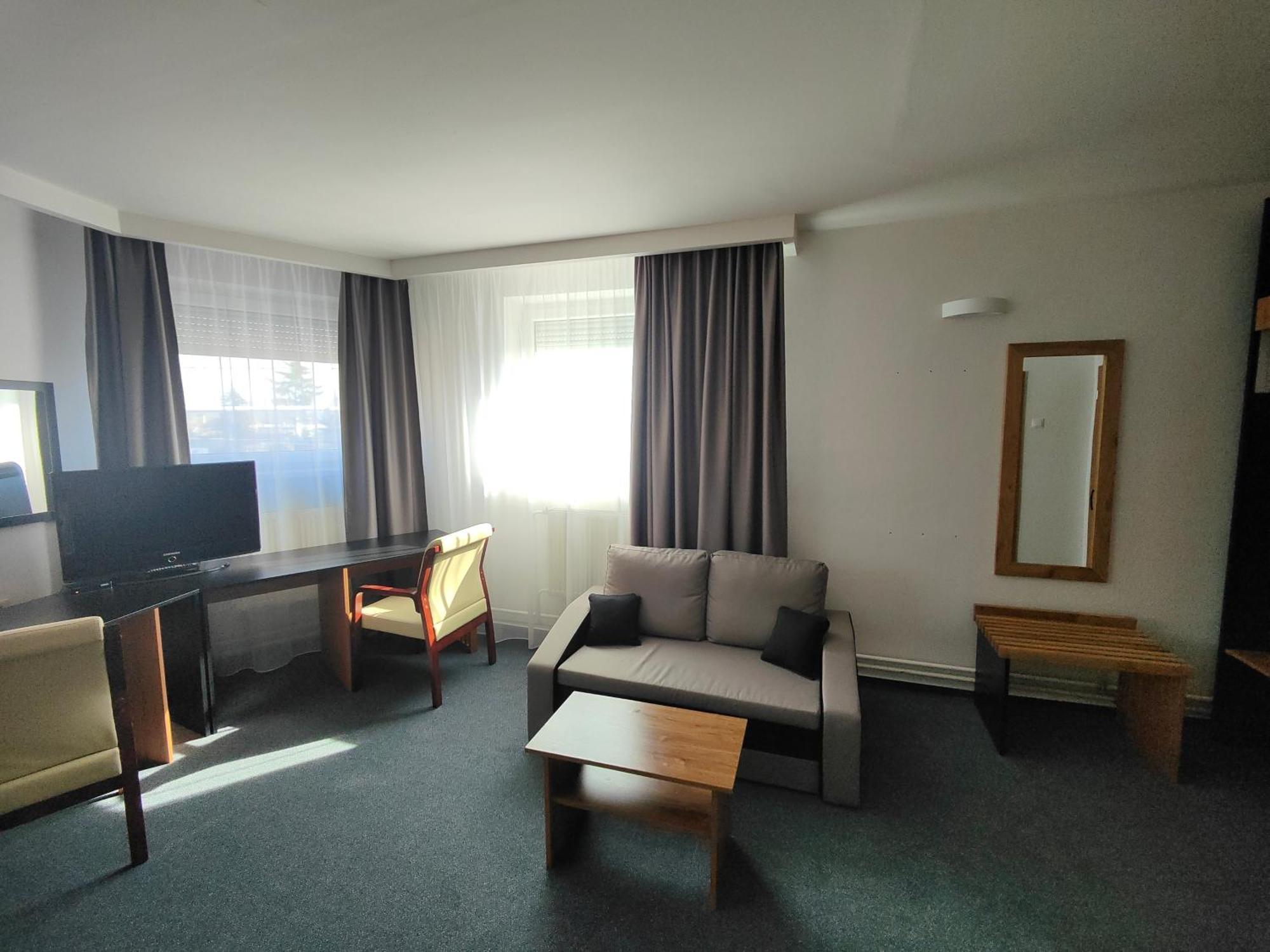 Hotel P7 Лученец Экстерьер фото
