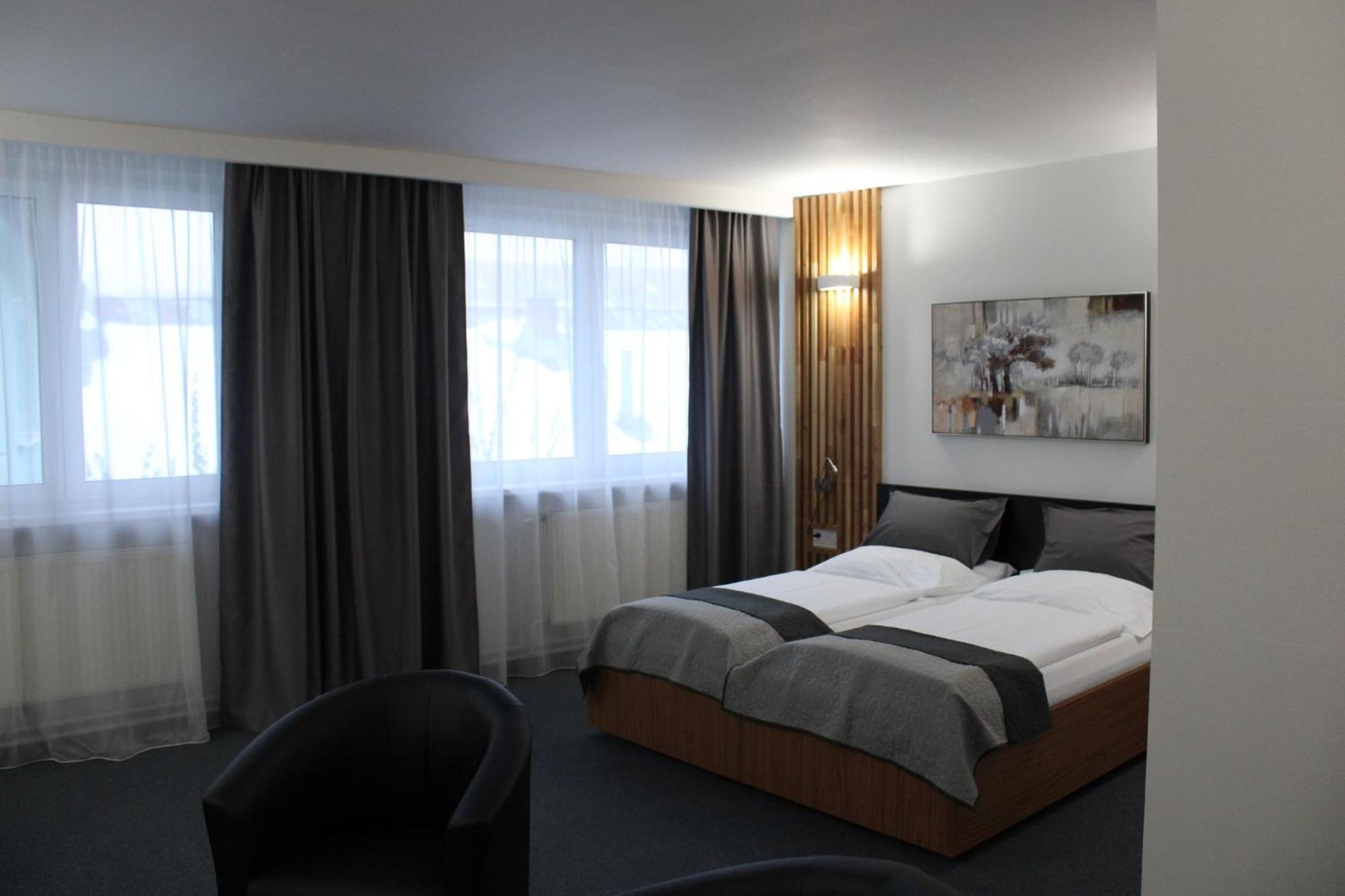 Hotel P7 Лученец Экстерьер фото